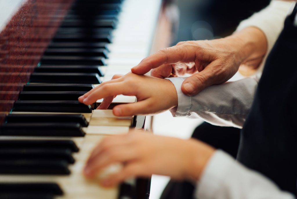 child-learning-piano