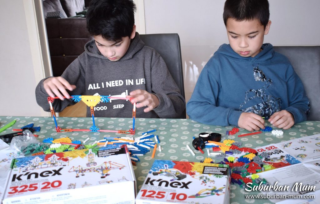 boys-building-knex