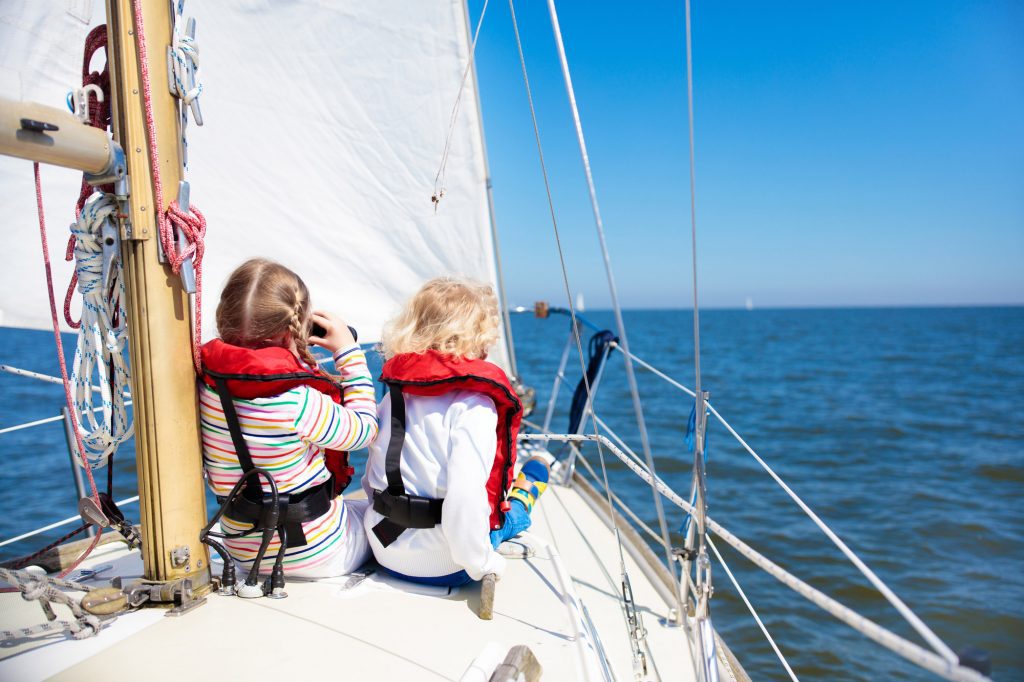 kids-on-yacht