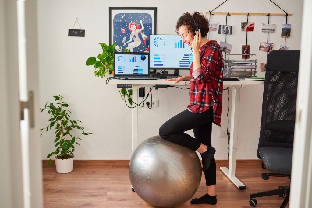 sit-stand-desk-woman-wfh