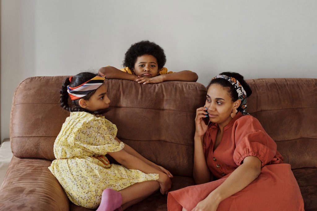 132c5408 mother and children on sofa