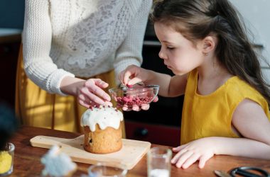 f77e29b9 child cooking with mum