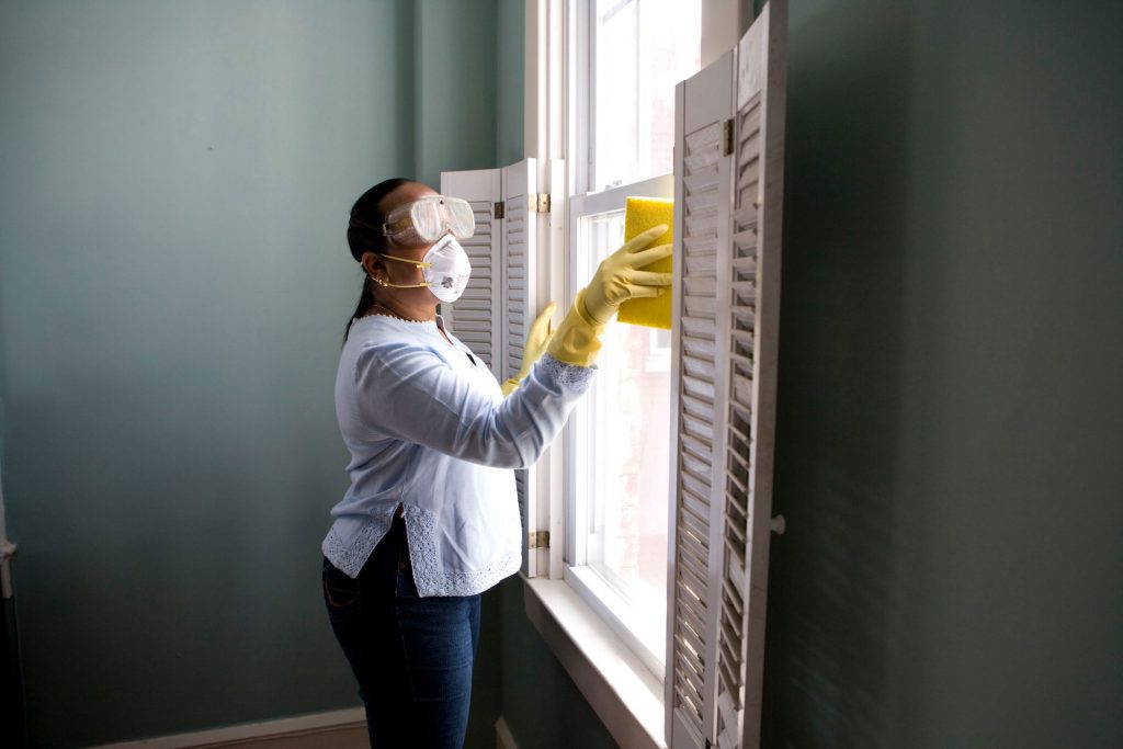 a1418212 woman cleaning