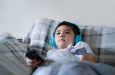 e82ef6d4 child watching tv in bed