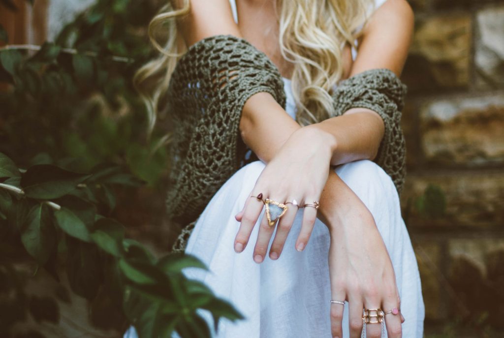 b8b73278 woman with jewellery sitting down