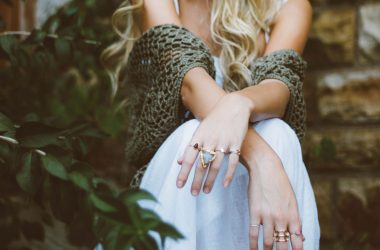 b8b73278 woman with jewellery sitting down