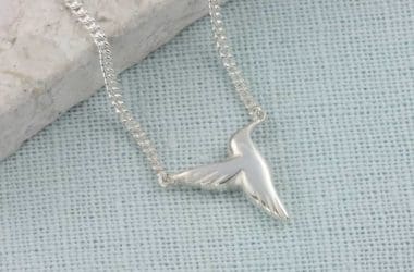 fabebb small hummingbird necklace closeup ()