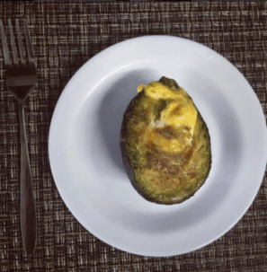 Ejemplo de desayuno para dieta cetogénica, palta rellena con huevo.