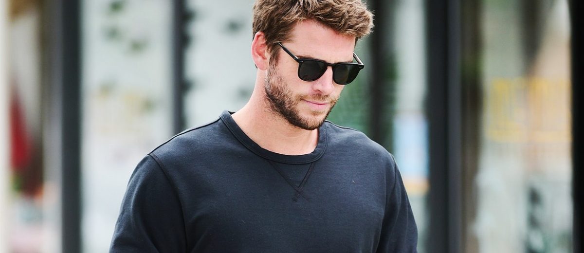 Liam Hemsworth de la mano con misteriosa mujer