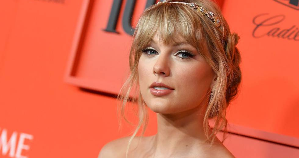 Taylor Swift relanza “Fearless” y supera récord de Los Beatles