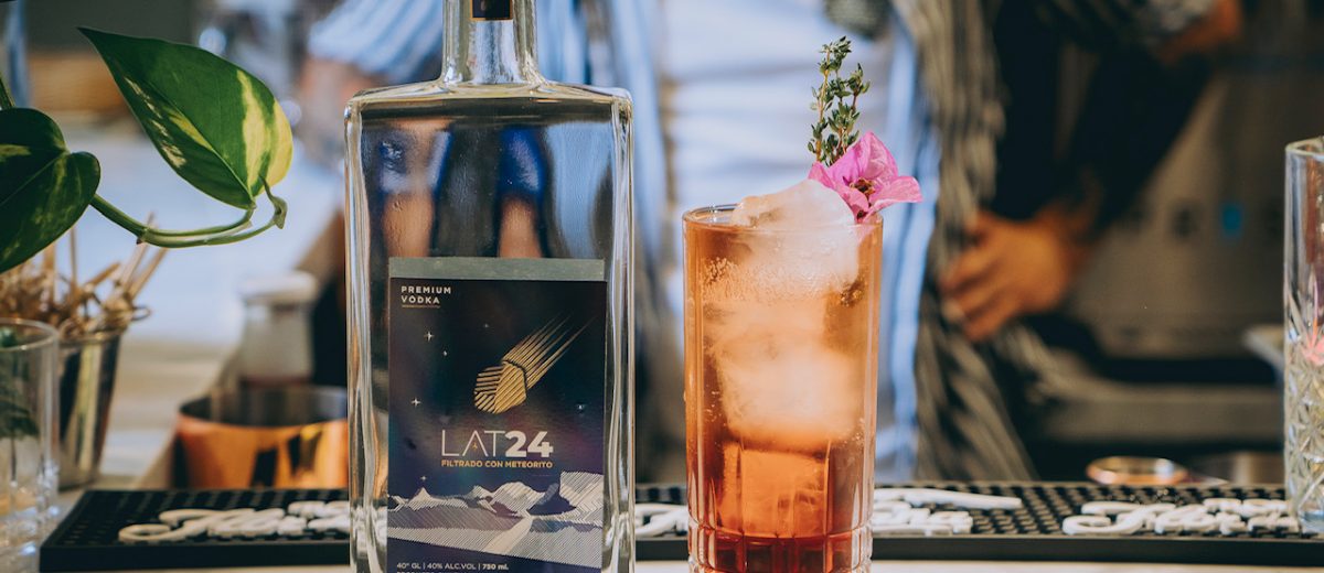 Vodka LAT24: un destilado chileno filtrado con meteoritos de Atacama