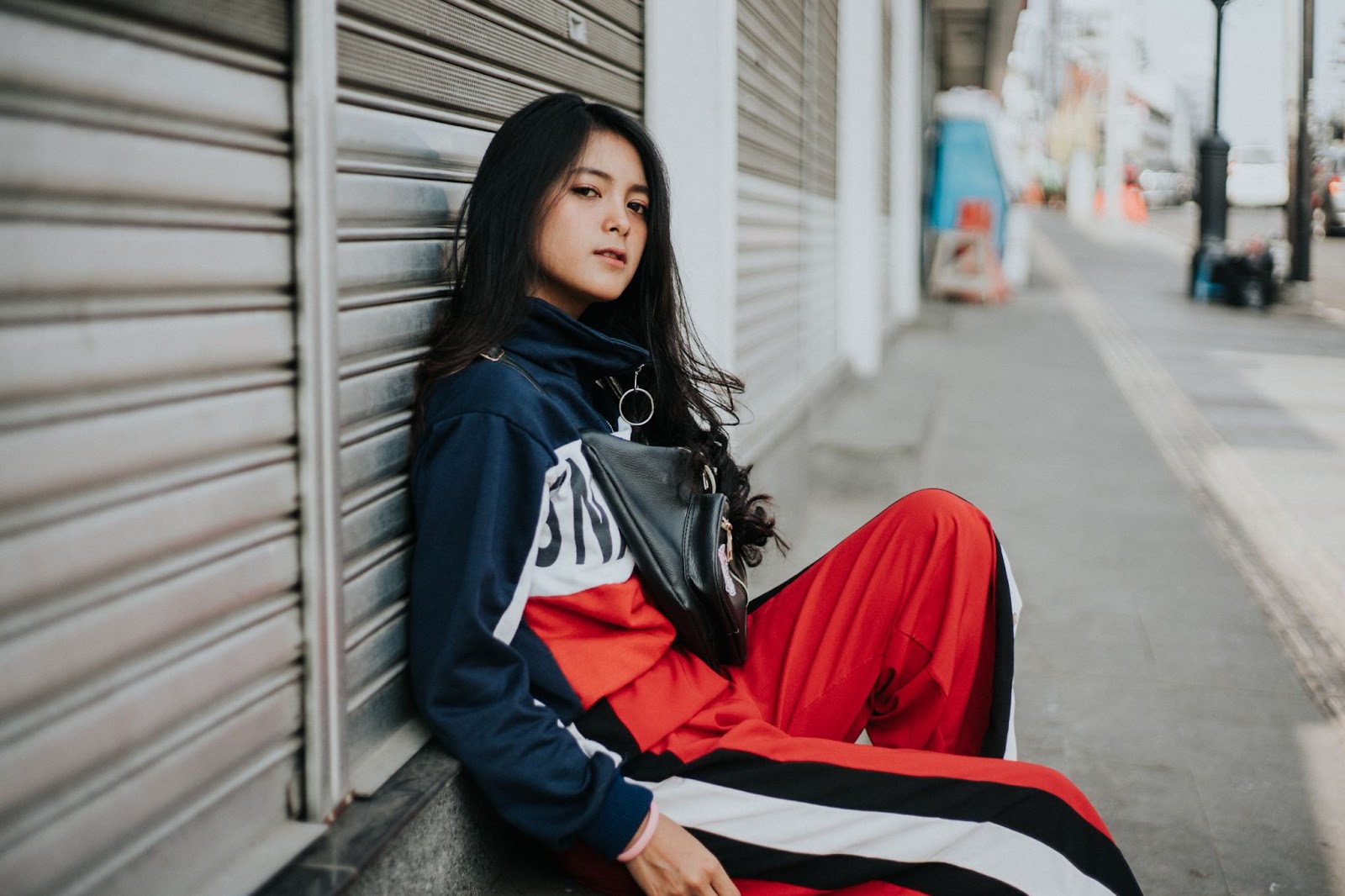 Moda joven mujer de moda en ropa casual de verano con estilo con