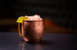 Descubre el sabor inglés en el London Mule: la receta perfecta para amantes del gin y la coctelería