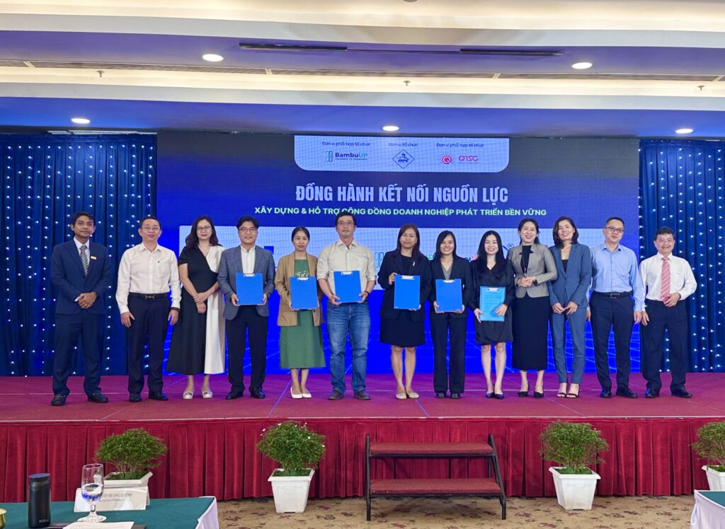 Đại diện các bên tham gia ký kết hợp tác tại Hội nghị Trí tuệ Nhân tạo TP.HCM 2025, cùng cam kết đồng hành xây dựng cộng đồng doanh nghiệp phát triển bền vững.