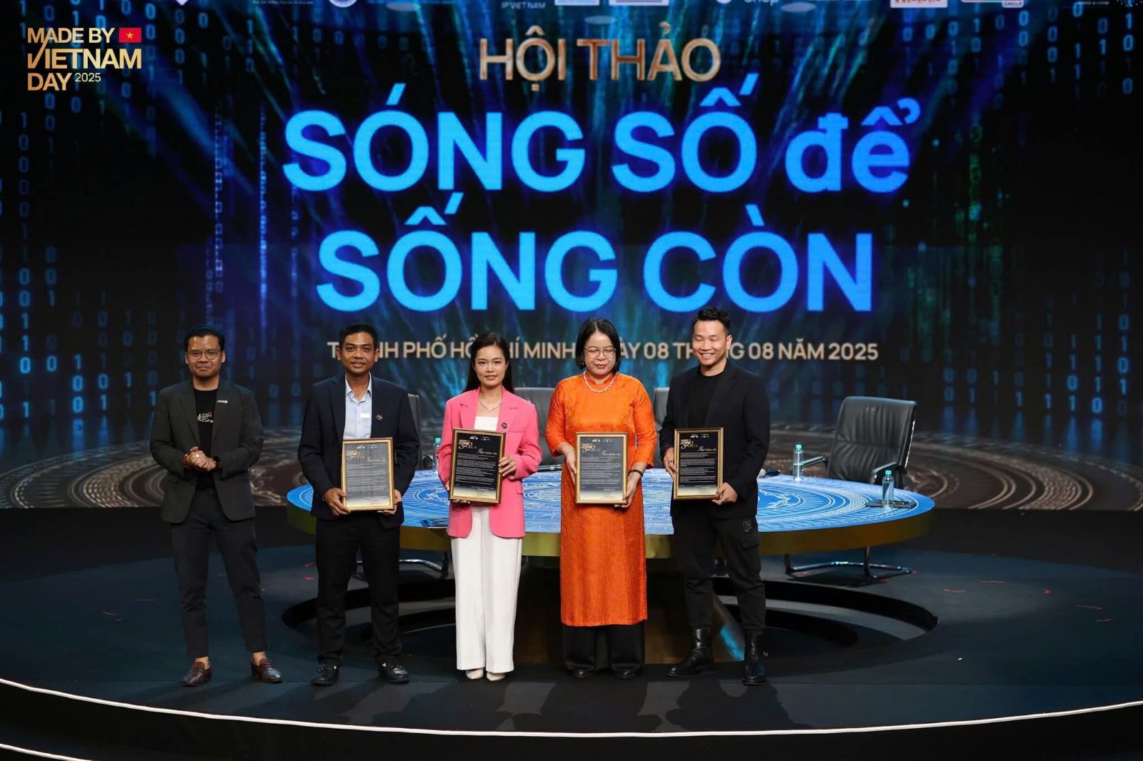 Featured image for “Hội thảo “Sóng số để sống còn” – Doanh nghiệp Việt trước làn sóng chuyển đổi số”