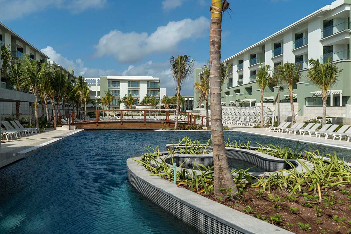 Live Aqua Cancun Swim Up Bar - themediocremama.com