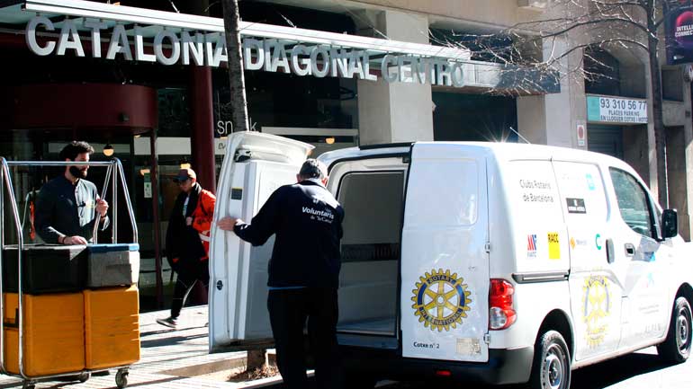 Recogida de menús por parte de Rotary en el hotel Catalonia Diagonal Centro