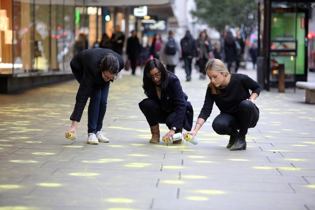 倫敦市民的小巧思  讓街頭的口香糖減量90%