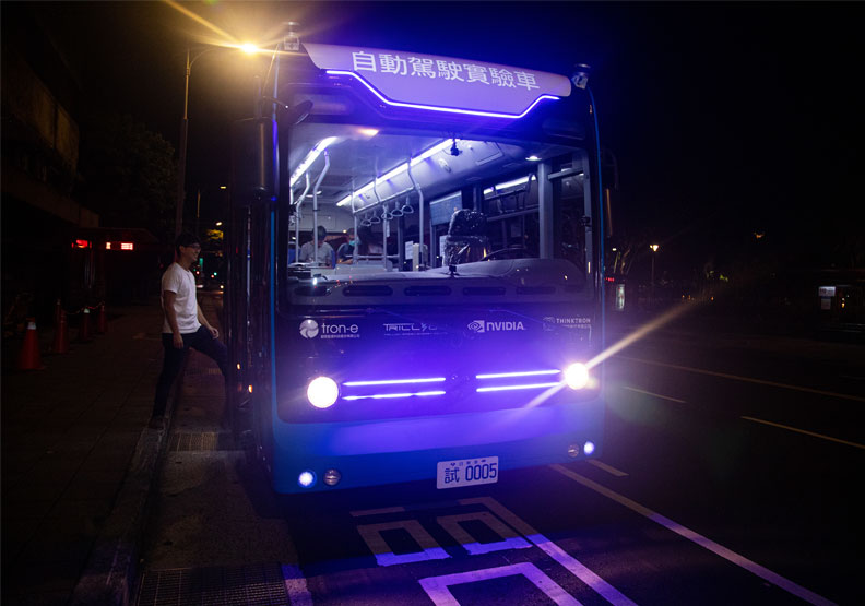台北首輛無人駕駛夜間巴士來了！最快 9 月開放搭乘