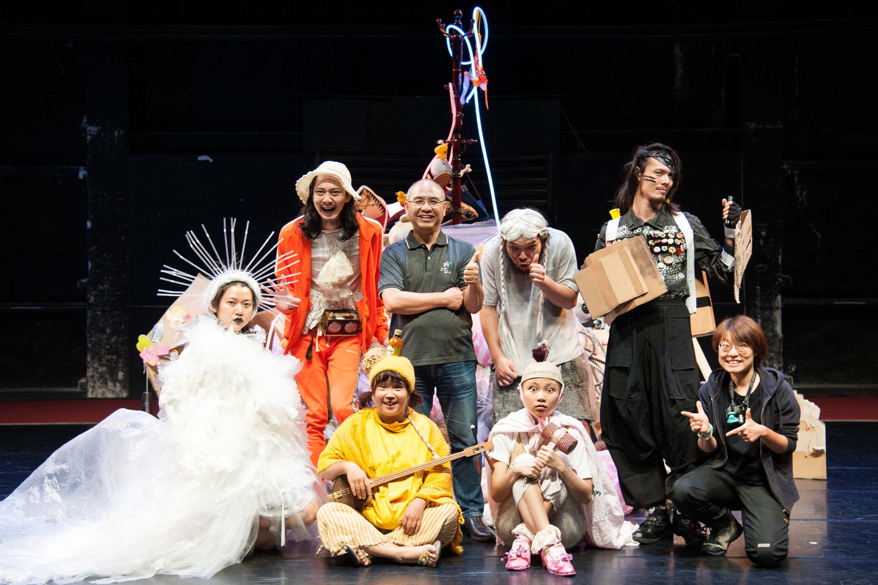 回收紙蛋盒造景、用二手床單縫戲服——台灣劇團打造一場場零廢棄表演