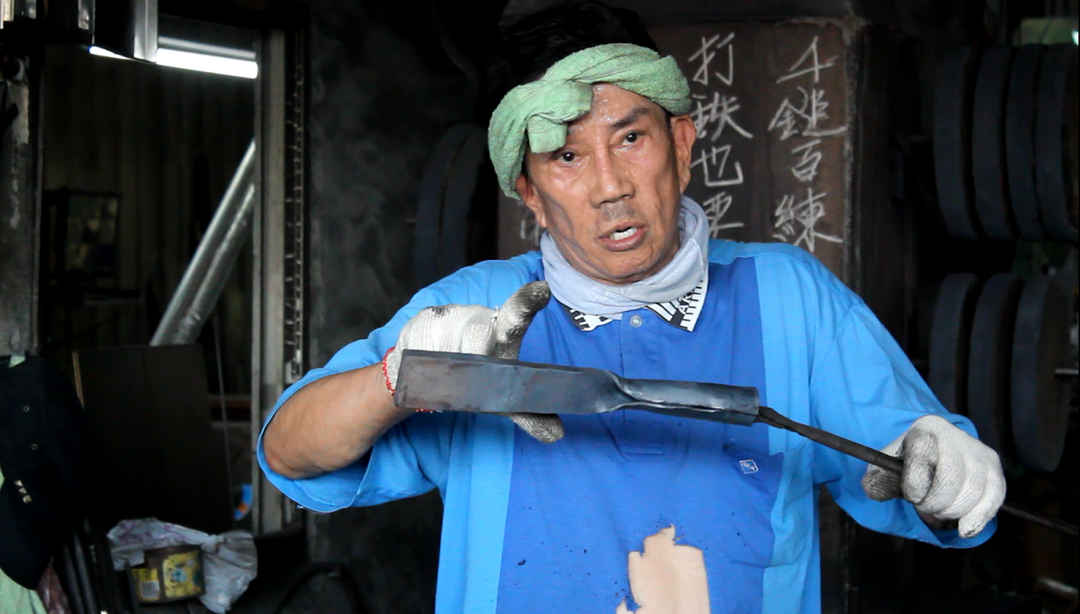 他曾為李安打造青冥劍， 70 多歲老師傅自掏腰包創建博物館，傳承鑄鐵文化