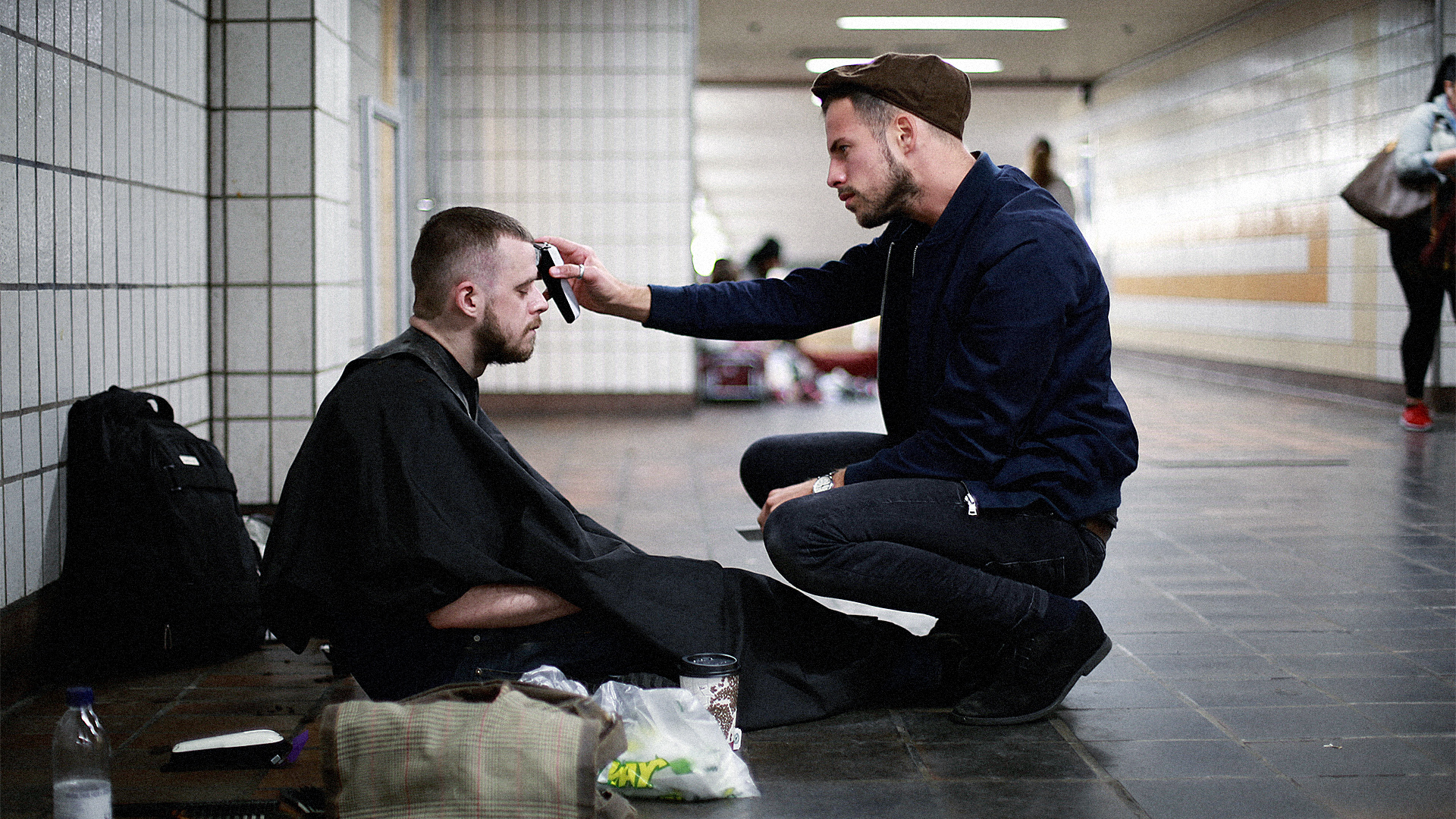 這名倫敦理髮師，用剪髮專業讓街友告別蓬頭垢面、找回自信
