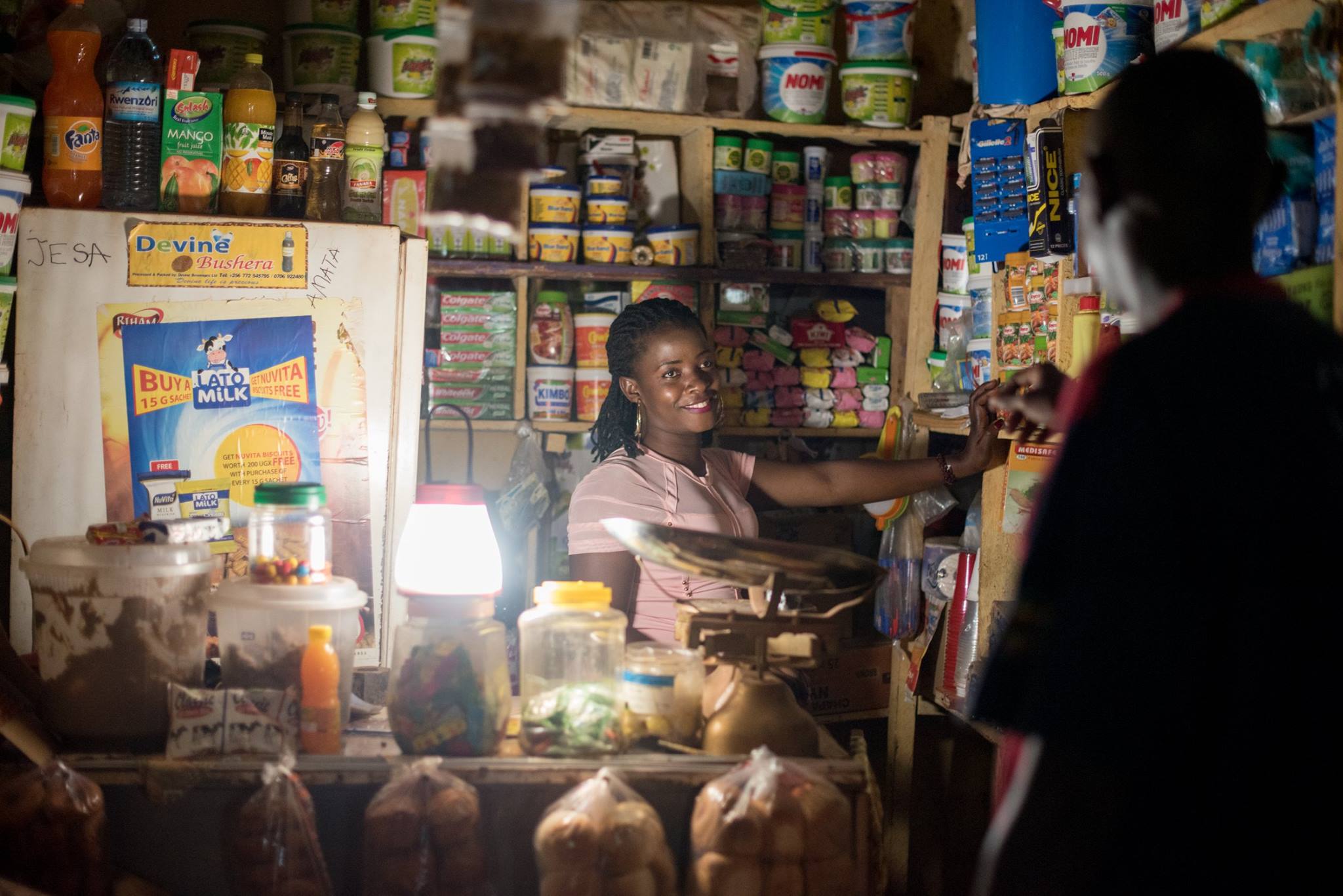 點亮黑暗的非洲偏鄉——她打造太陽能「即用即付系統」，讓貧農每月付一美元即可取得照明