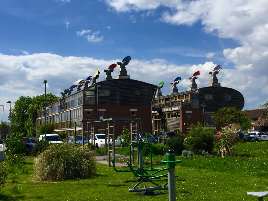 與自然共存的建築之道——英國「零碳社區」為屋頂裝通風口，自動循環免空調
