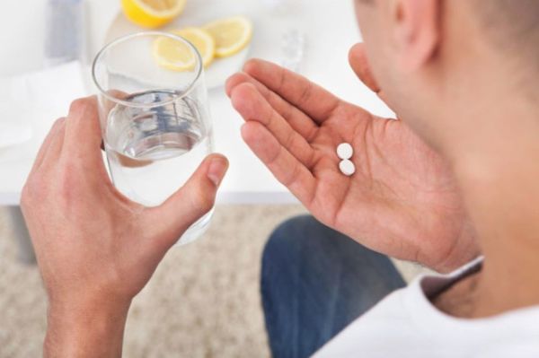 Чем запивать лекарства, чтобы не сделать хуже?