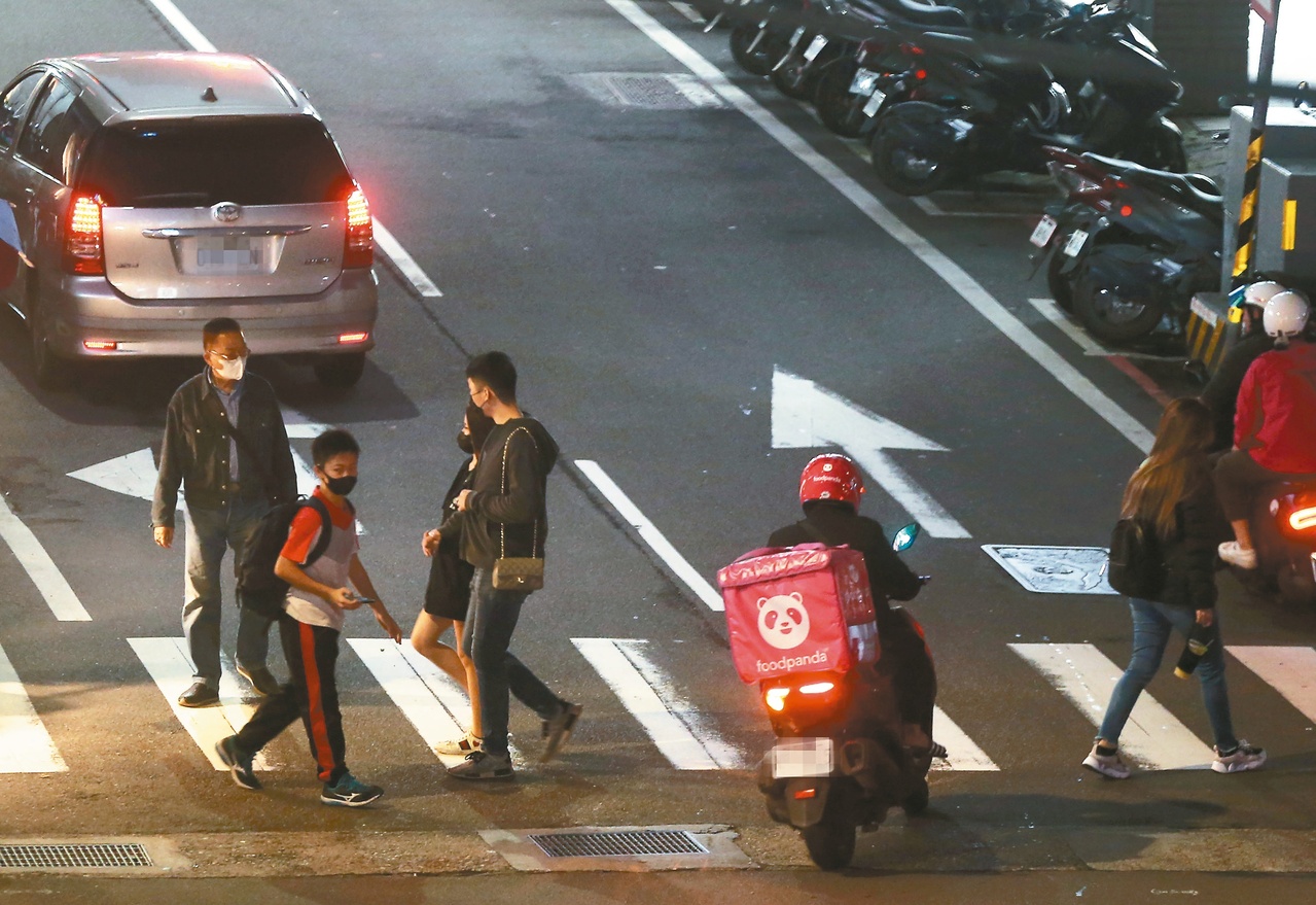 外送員、低頭族 交通事故新亂源