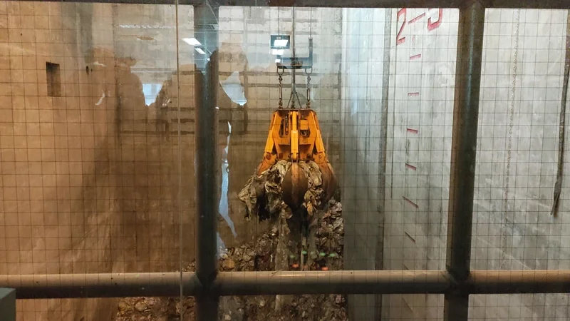 台東縣垃圾焚化廠,工作人員操控著巨大的爪子夾起垃圾,進入焚化爐燃燒。圖片來源/聯合報系資料庫