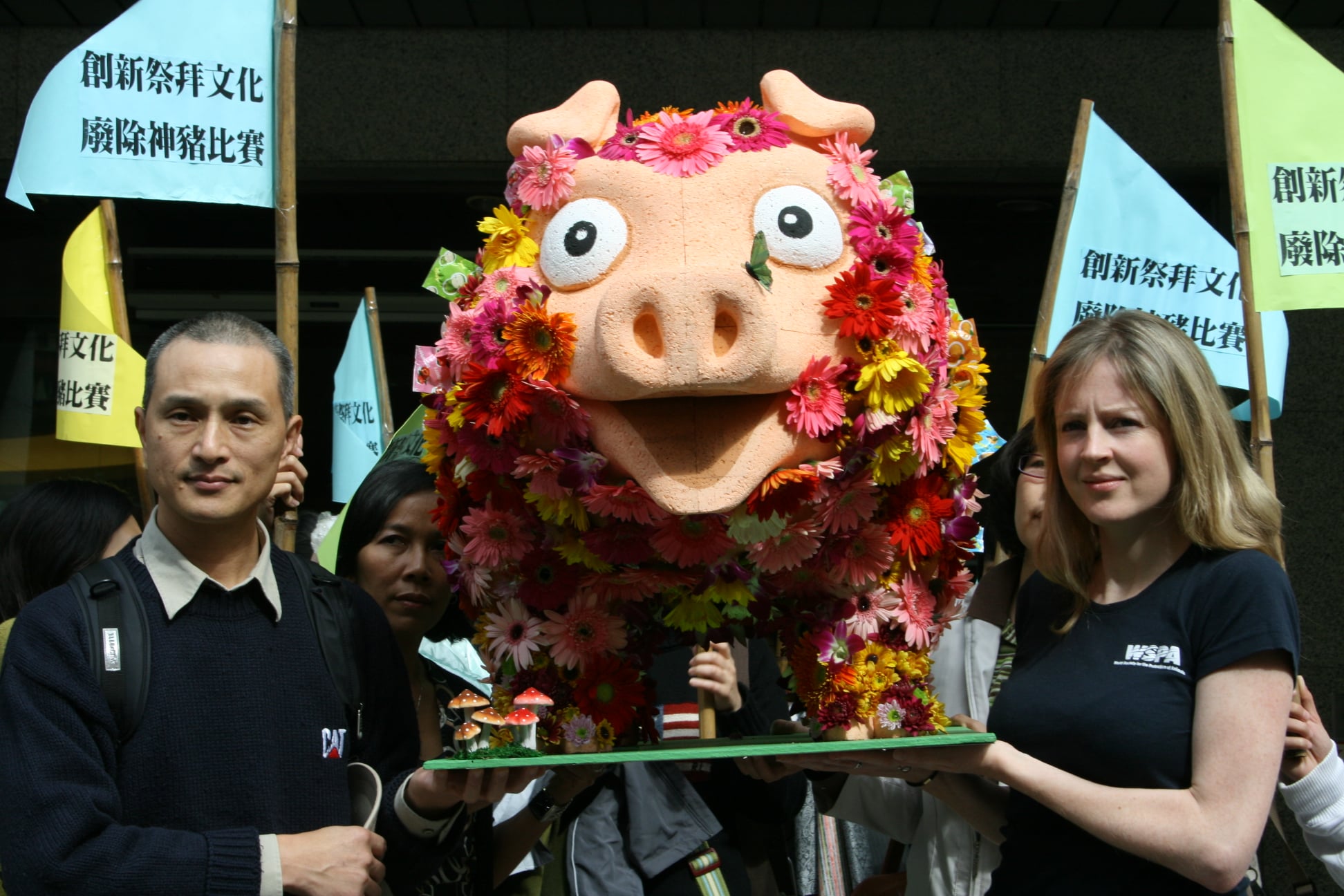 2007年11月30，Amy Firth與台灣動物社會研究會一起在台灣辦了第一屆「亞洲農場動物福利聯盟（ ACFA ）會議」，當時，台灣動物社會研究會策劃了一個行動，製作了一隻美麗的「花神豬」，將它抬到三峽祖師廟獻給神明，希望廟方能以創意神豬取代殘忍虐待動物的「神豬重量比賽」。Amy和我們一起抬著「花神豬」，沿路喊著口號。圖／陳玉敏提供