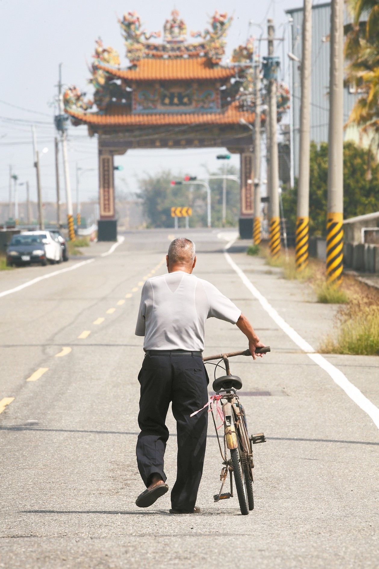 公車只需一、兩分的距離 卻是他們的「天堂路」