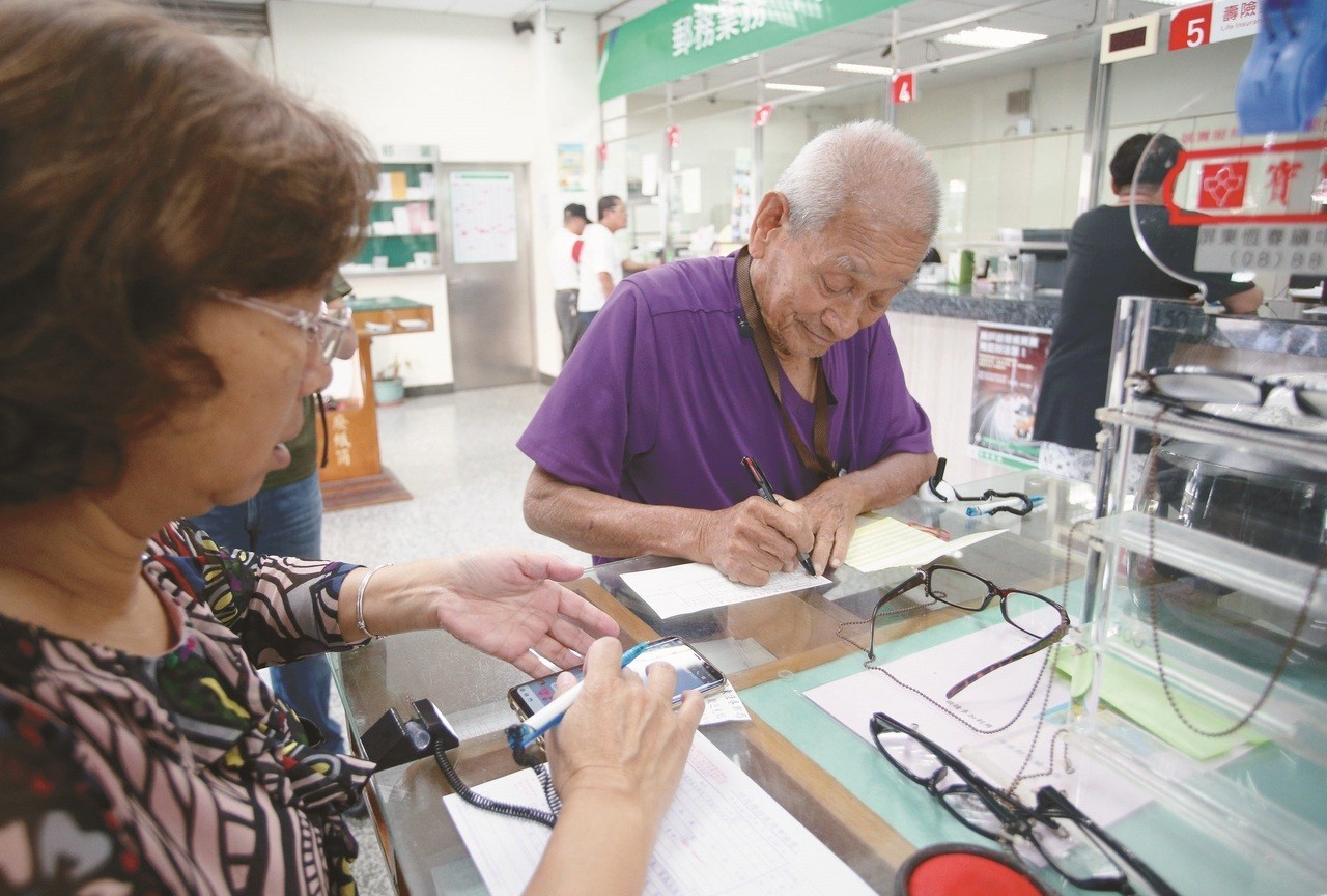 這位屏東司機竟知全村提款密碼 還看盡生老病死