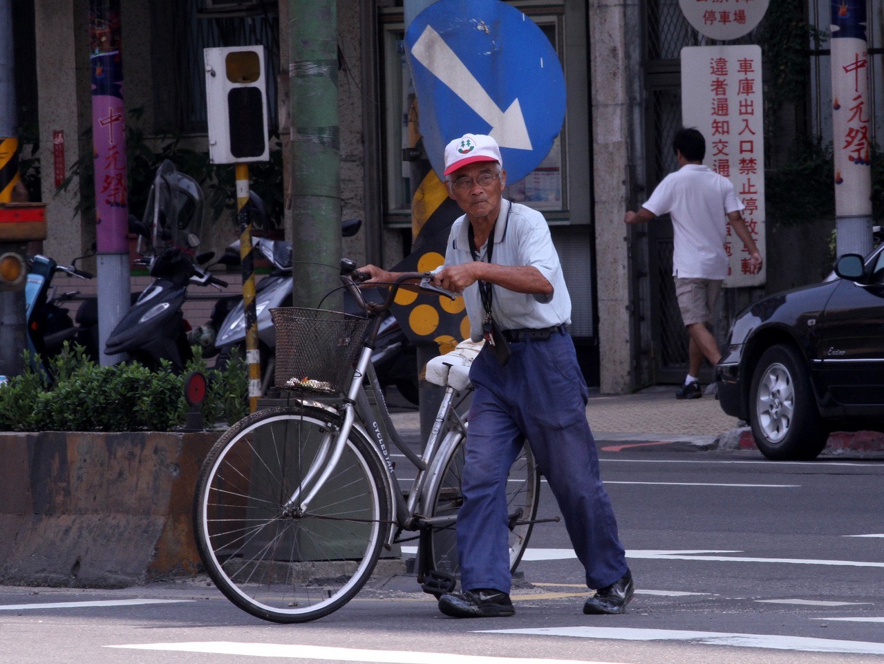 車流裡枴杖輪椅的驚險日常...政府官員看到了嗎？