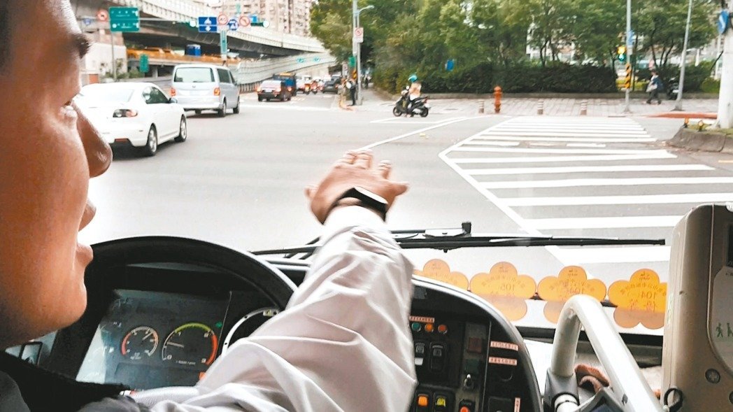 朝五晚十一...公車司機太操 乘客一日三遇