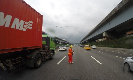 車流呼嘯過… 國道事故班 「拿命在工作」