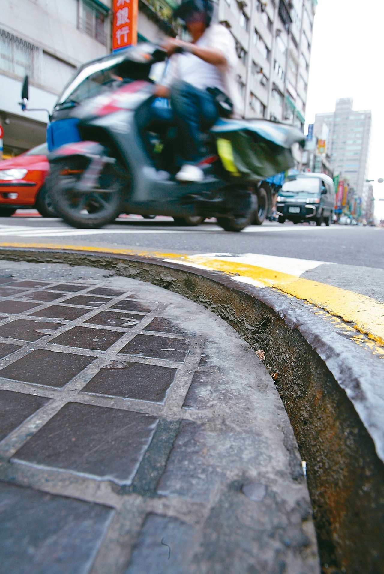 回響／騎車像跳探戈...掃人孔蓋地雷 交部擬定防滑係數