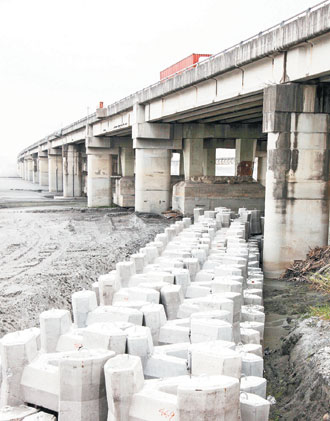 河相破壞…中沙大橋河床 竟下陷達3層樓