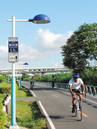 八里商圈人車雖分道 遊客依舊走車道