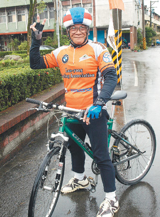 歐吉桑拒當宅男 84歲完成單車環島