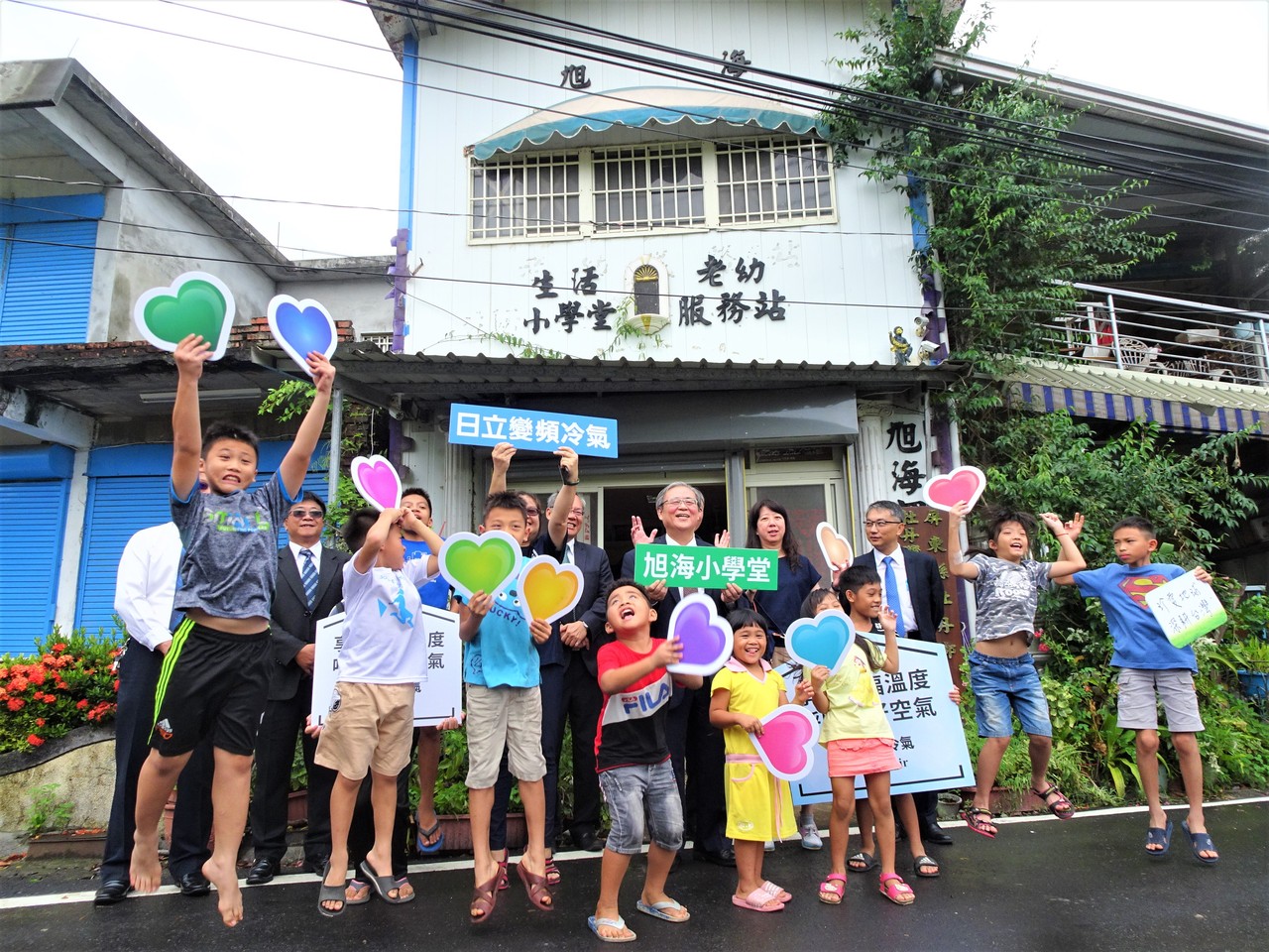 偏鄉小學堂開冷氣排擠餐費 日立冷氣社長親送變頻解憂