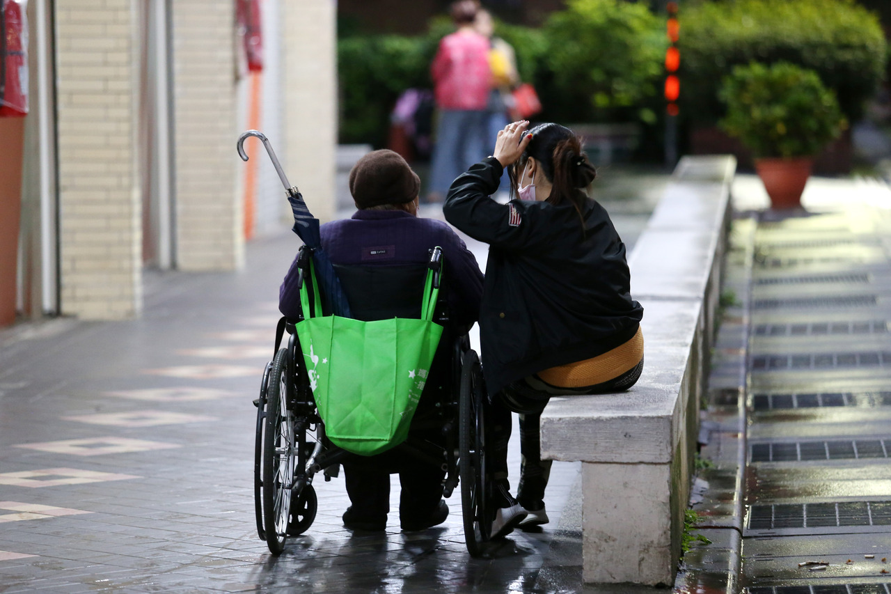 控兒子遺棄 但沒錢親子鑑定