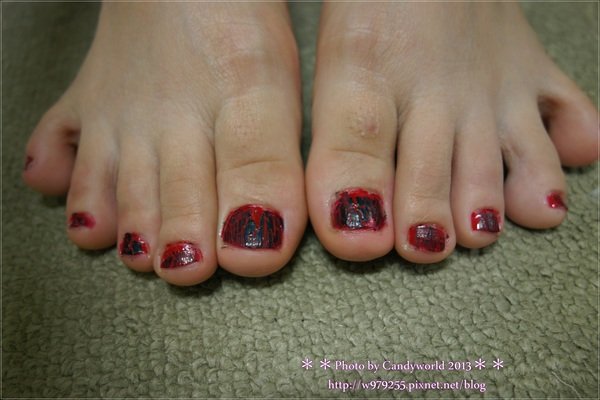 刷頭不大，好刷開的CHINA GLAZE純色爆裂色系指甲油