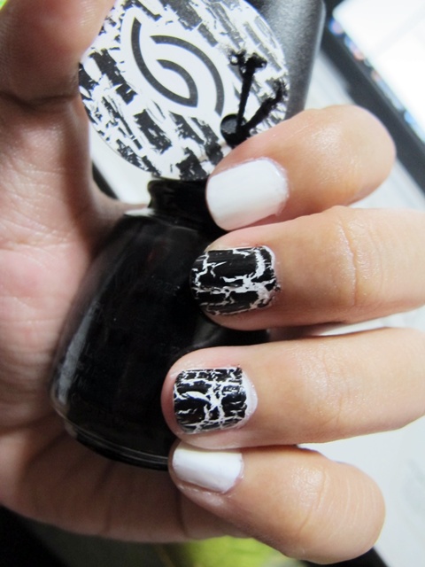 CHINA GLAZE純色爆裂色系指甲油 -擦起來效果很不錯!!