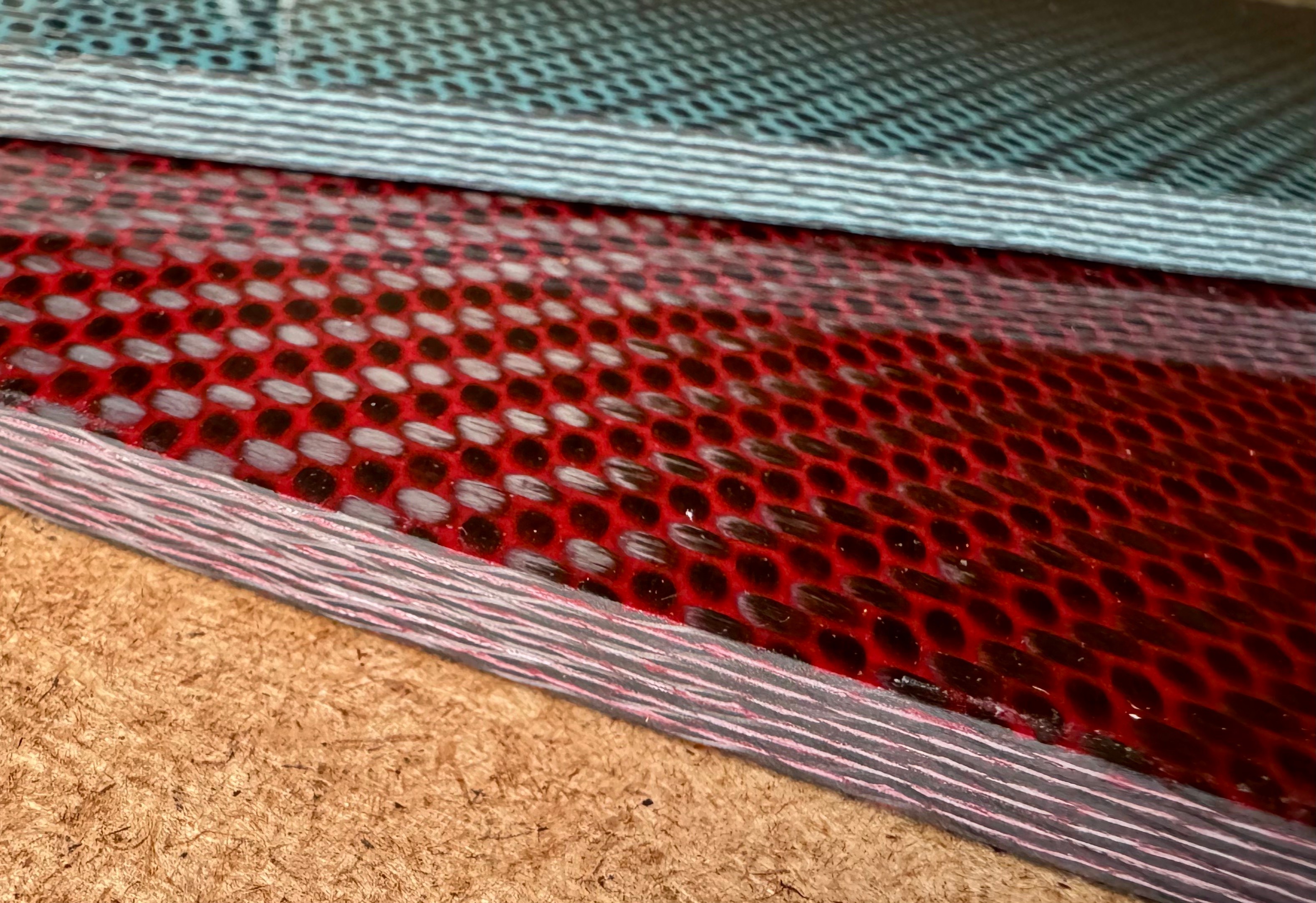 Breezy Waves by CarbonWaves - gefärbtes Carbonfaser Verbundmaterial