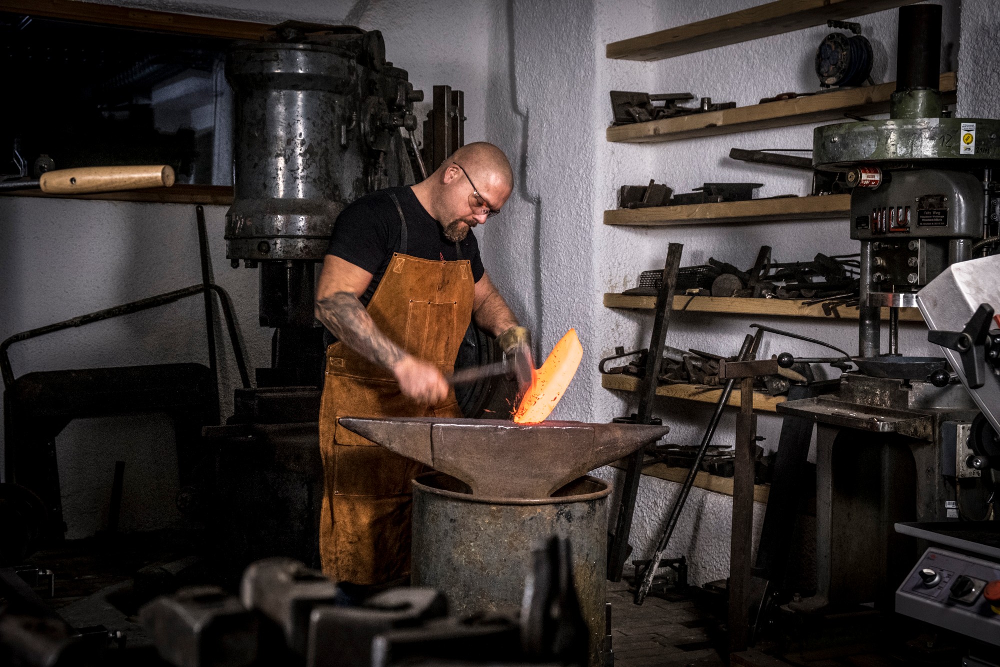 Schmiedeeisen-Pfanne groß mit Holzgriff