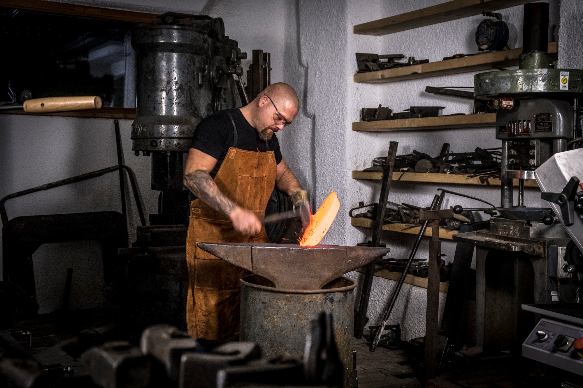 Schmiedepfanne groß mit Holzgriff