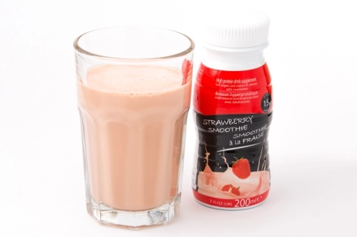 Aardbeien smoothie drank flesje