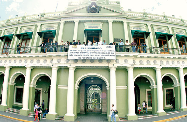 Más alcaldes demandan recursos dentro del Palacio de Gobierno